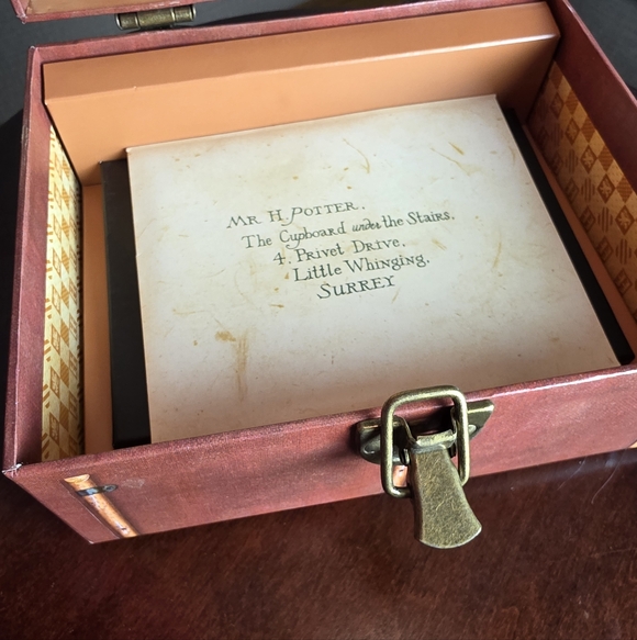 This is a Harry Potter Years 1-5 Limited Edition DVD Gift Set With Trunk - Picture 6 of 10